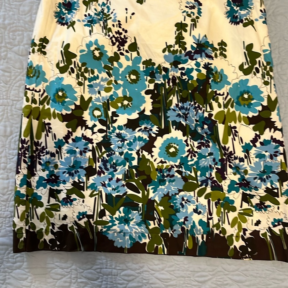 Straight floral skirt with side zipper in great shape